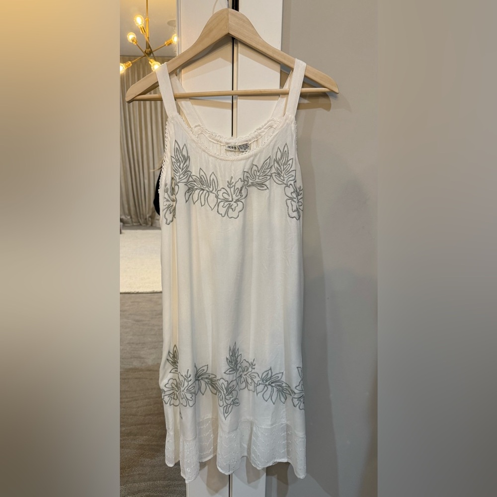 Raya Sun White Dress with Gray Embroidery NWT Size M